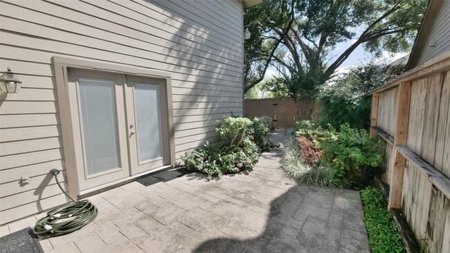 Building Photo - 8003 Oakwood Forest Dr