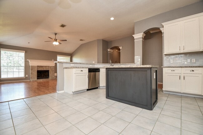 Building Photo - 4622 Forest Home Dr