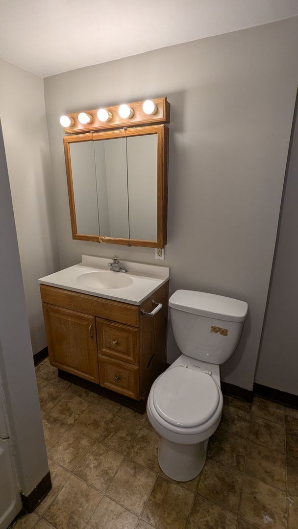 Building Photo - Charming 3-bedroom, 1-bathroom home located in the vibrant city of Akron