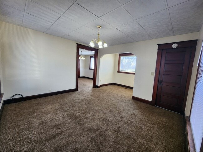 Building Photo - 3 Bedroom House w/Detached Garage!!!