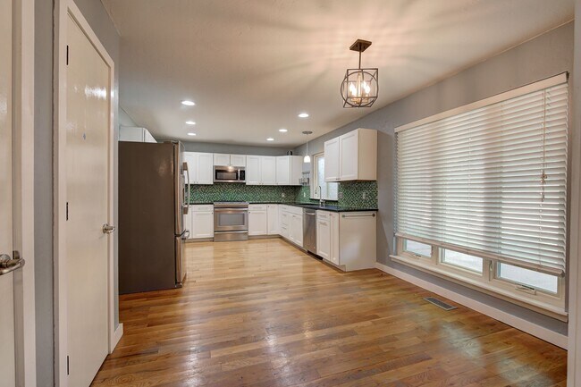 Building Photo - 3619 Chatham Ct