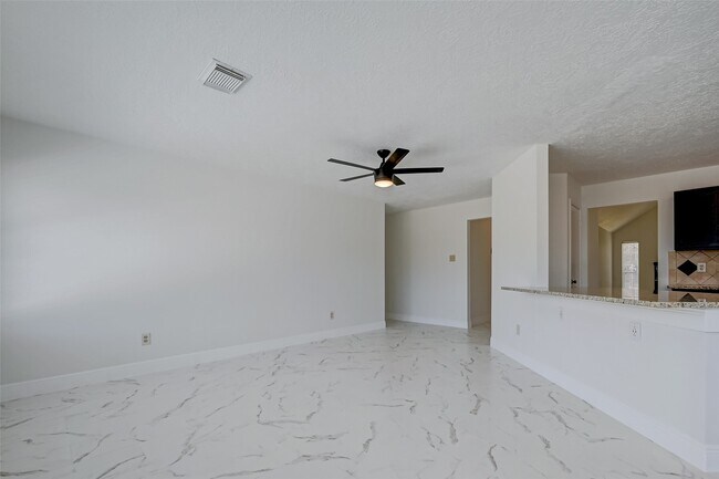 Building Photo - 16015 Surrey Woods Dr