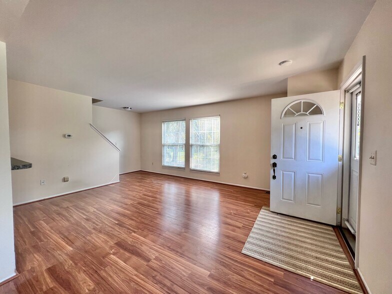 Building Photo - 2736 Glenbridge Ct