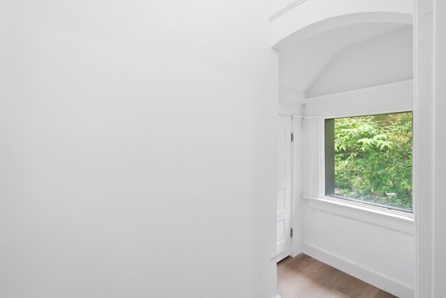 Building Photo - 568 Hale Ave