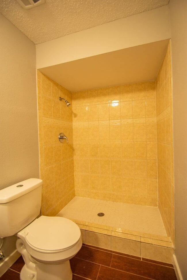 Building Photo - 704 Putt Ln