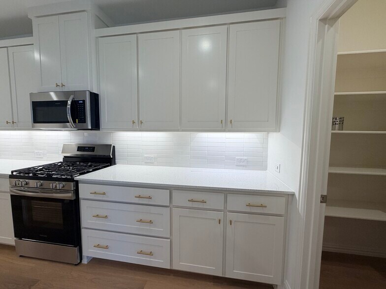 kitchen - 4809 Lunker St