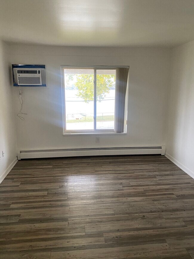 Building Photo - 719 E Walled Lake Dr