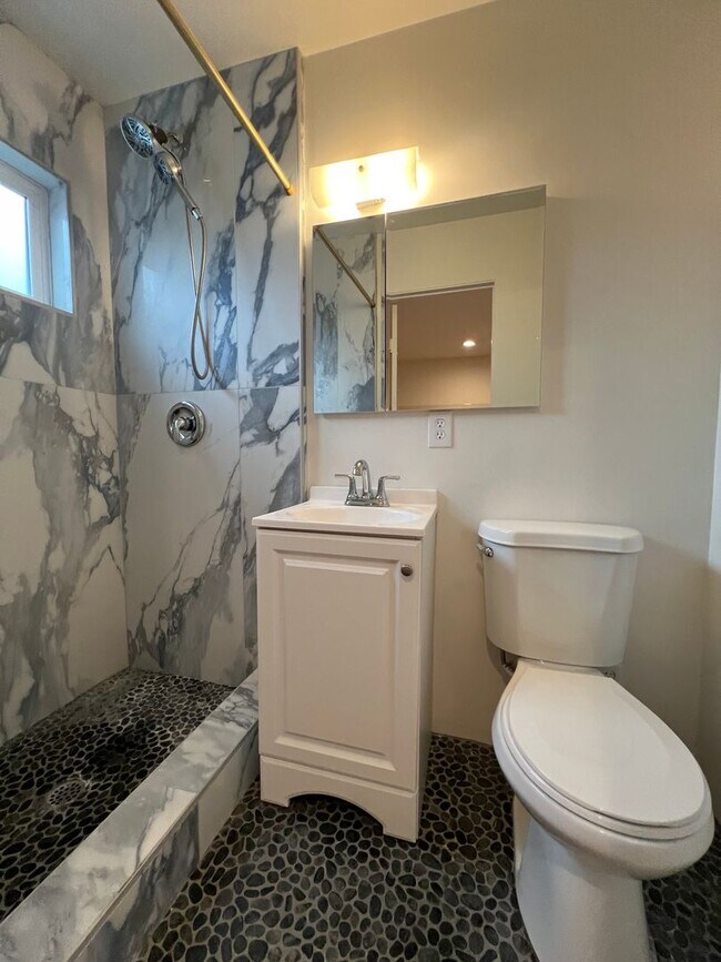 Building Photo - 3 Bedroom 2 Bath remodeled home is Capitola