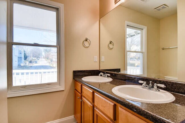 Building Photo - Amazing 3 Bedroom 2.5 Bath! Intown Living at a Price Below Market Off Street Parking