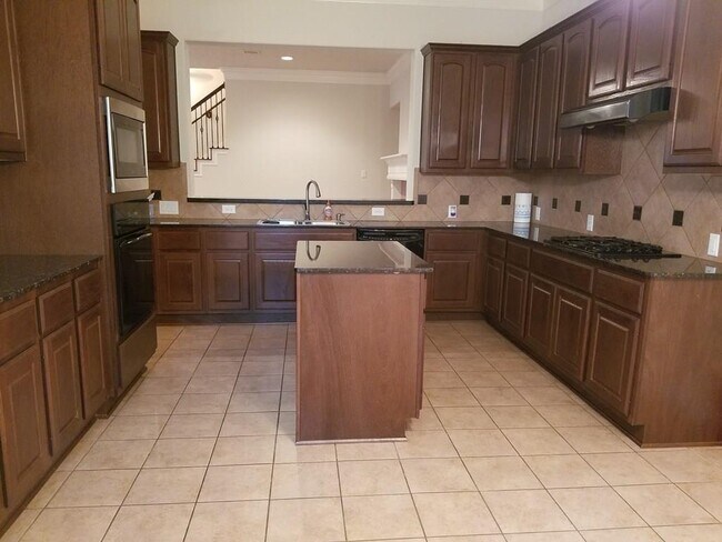 Building Photo - 3030 Royal Oaks Crest