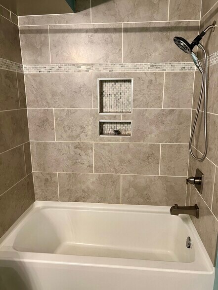 Hall tub/shower - 117 Turtle Creek Rd
