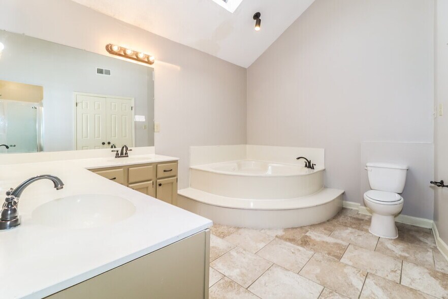 Building Photo - 1104 Fox Trace Cove