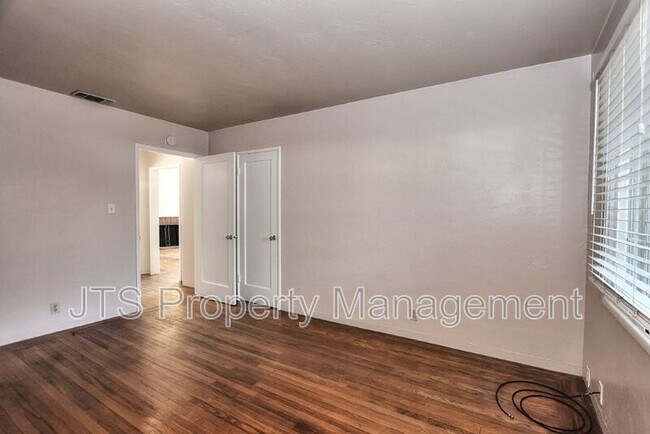 Building Photo - 3109-3111 Hampshire Drive