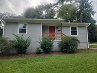 Building Photo - Charming 2-Bedroom, 1-Bathroom Home – 800 ...