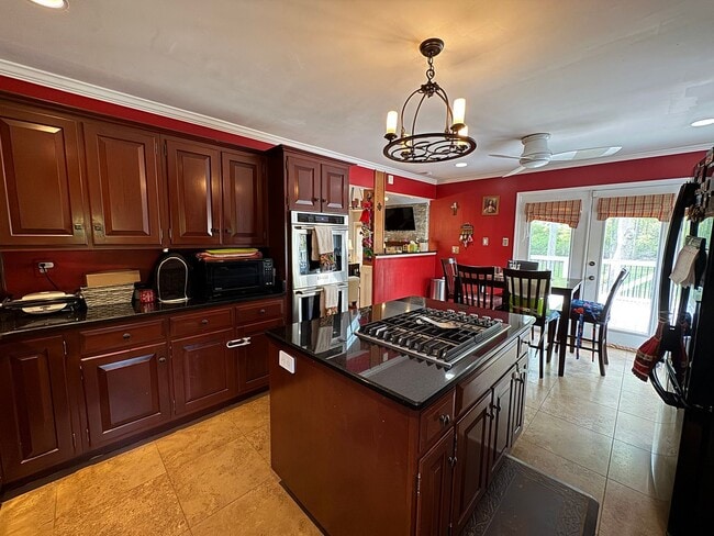 Building Photo - Fantastic 5 Bed 5.5 Bath Single Family Hom...