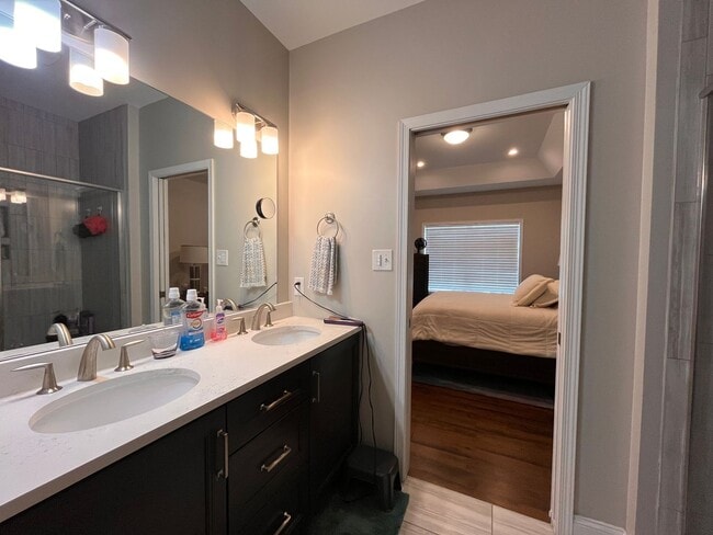 Building Photo - 4 Bedroom, 3.5 Bathroom Townhouse