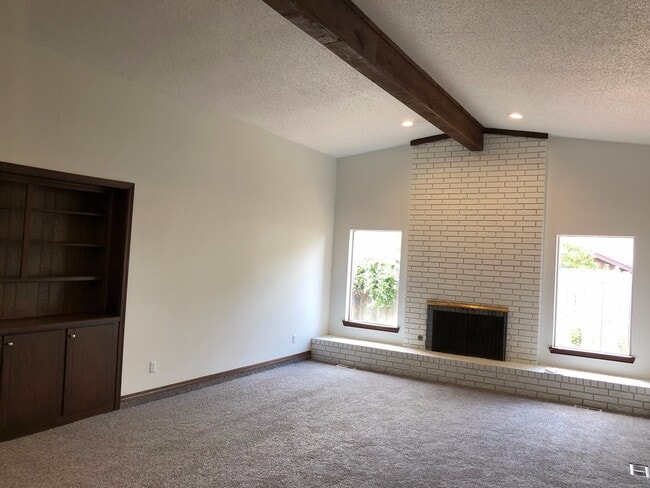 Building Photo - Large 3-Bedroom with Vaulted Ceilings