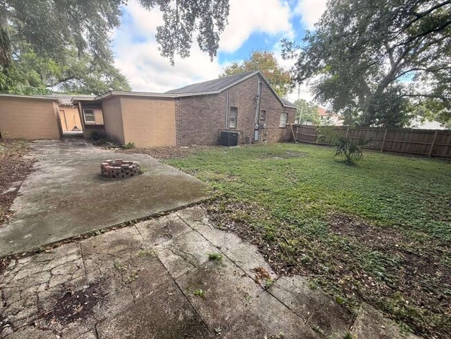 Building Photo - Updated 4/2 Ready for Immediate Move-In