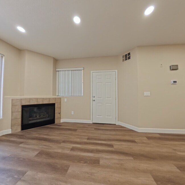 Building Photo - Resort-Style Living Year-Round Updated 1-Bed, 1-Bath Condo!