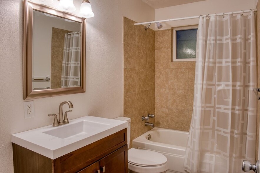 Building Photo - 1009 E Alexander Ave