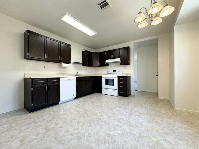 Building Photo - COMING SOON!! 3 Bedroom 2 Bathroom Apartment in Cathedral City!