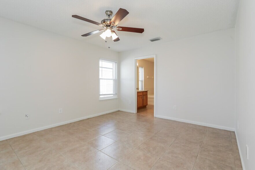 Building Photo - 14444 Woodfield Cir N