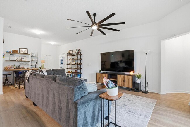 Building Photo - 5043 Big Pine Dr