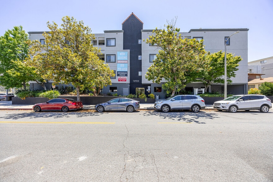 Building Photo - 14900 Moorpark St