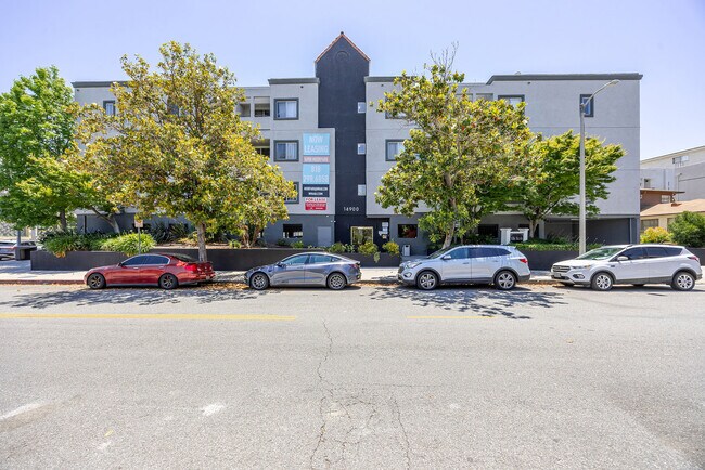 Building Photo - 14900 Moorpark St