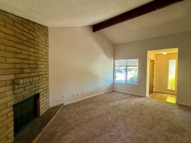 Building Photo - 2/2 duplex in Fair Oaks