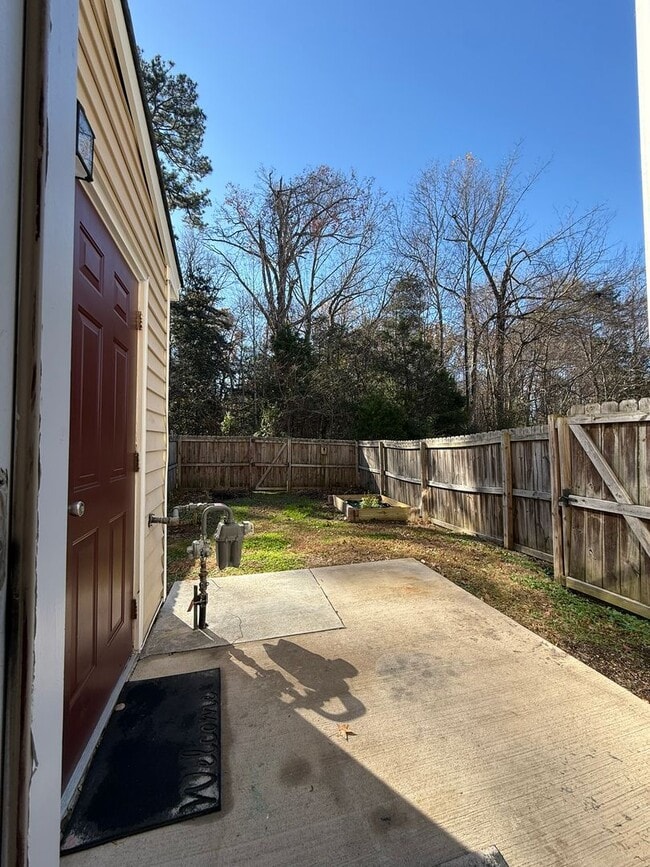 Building Photo - 3-bedroom 3.5 bath townhouse $500 off first month's rent