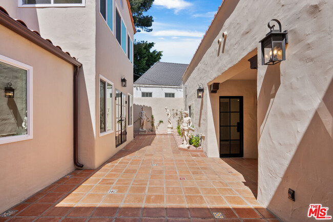 Building Photo - 1527 N Beverly Dr