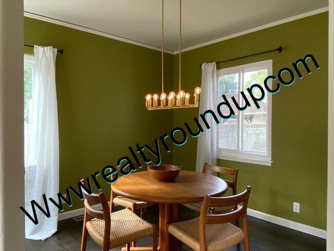 Building Photo - Three bed, Two Bath Home By UOP