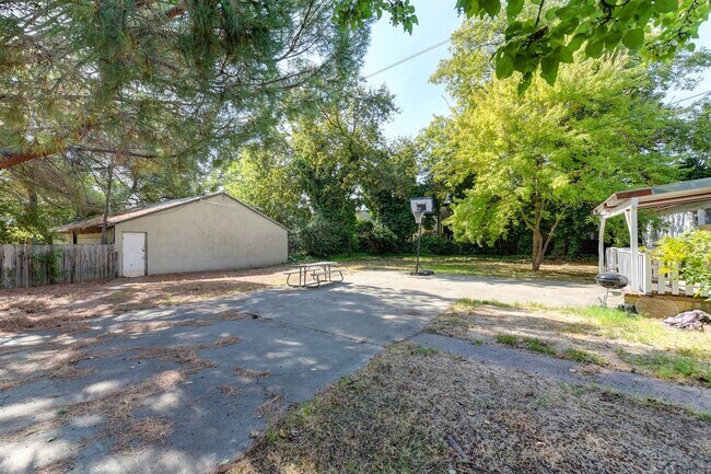Building Photo - Spacious 5 bedroom home in Carmichael
