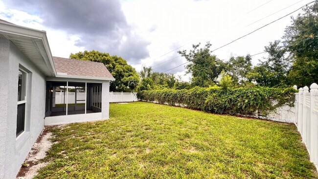 Building Photo - Huge!! 3 bedroom 2 bath in Deltona Lakes. ...