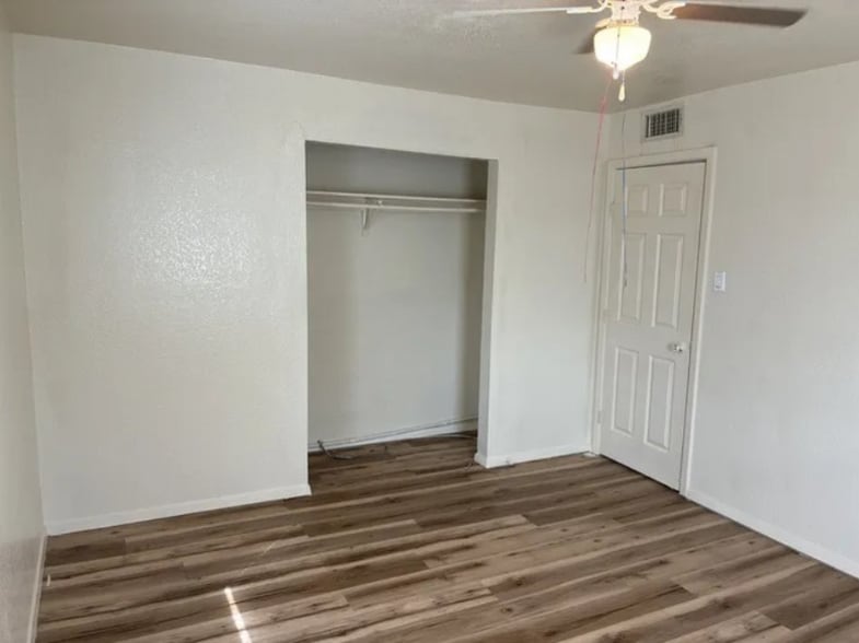 Building Photo - 604 W 4th St