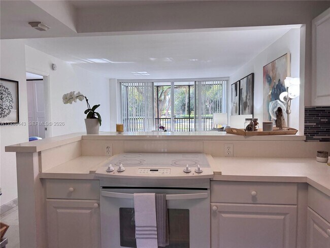 Building Photo - 3301 N Country Club Dr