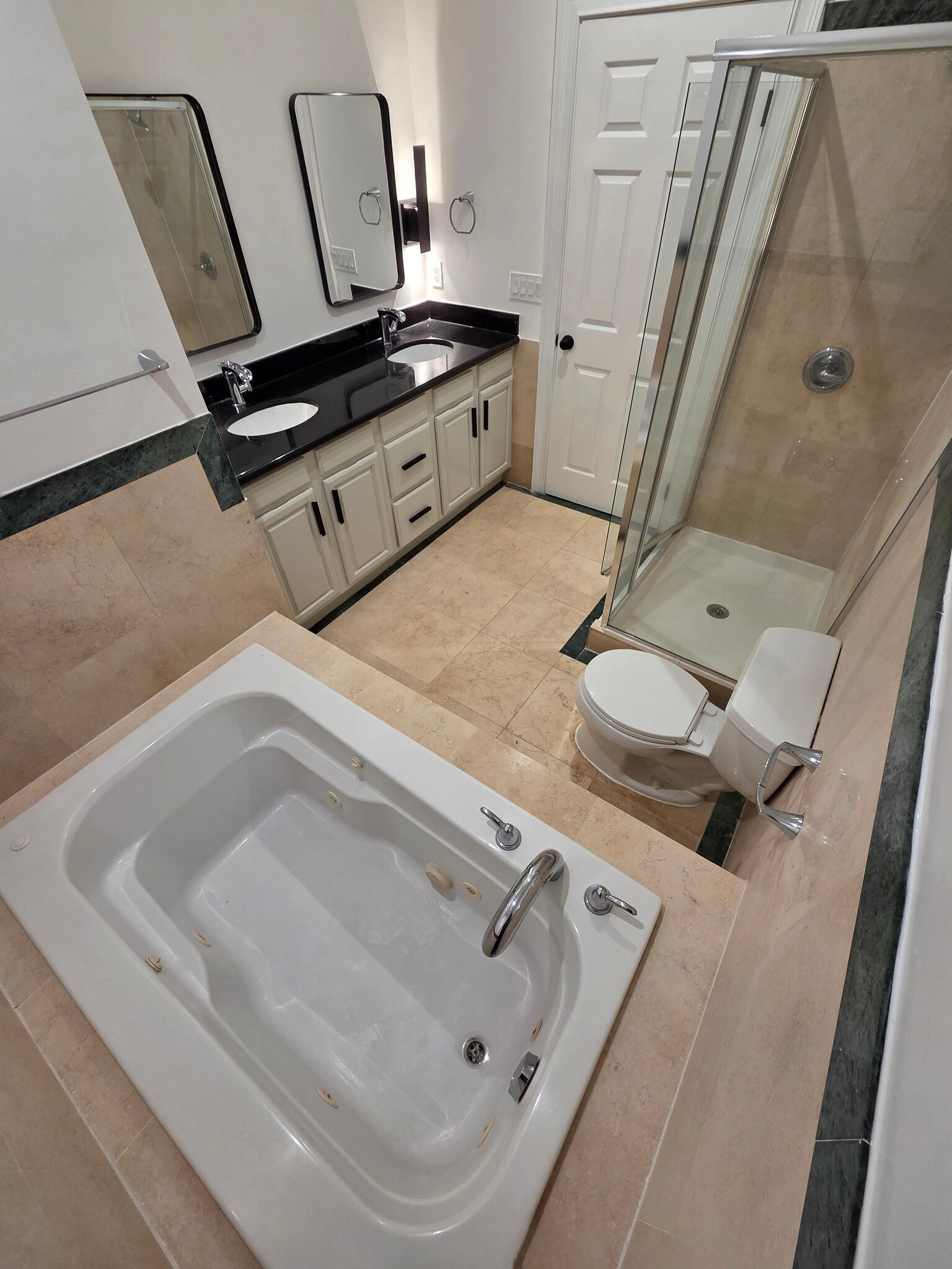 Building Photo - 163 Rae Ave