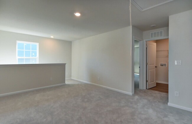 Building Photo - Nice Big House in Denver, Move-In Ready 4B...