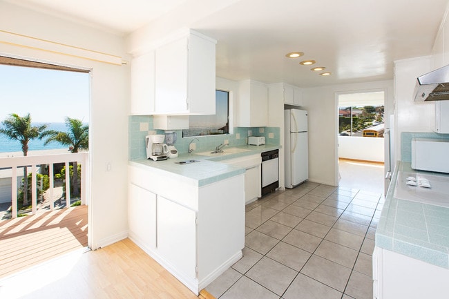 Kitchen - 18109 Coastline Dr