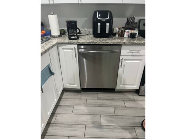 Building Photo - Annual Unfurnished! 1 Bedroom 1 bath SW Cape! Available Now!