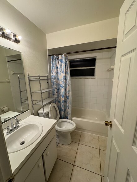 Building Photo - 2365 Harbor Town Dr