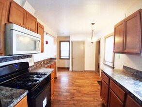 Building Photo - 2 BED 1 BATH SINGLE FAMILY HOME IN EUCLID!