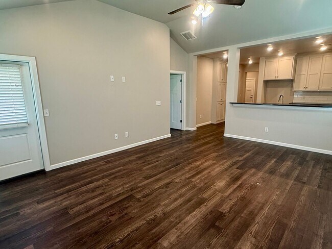 Building Photo - Beautiful 2 Bed 2 Bath!