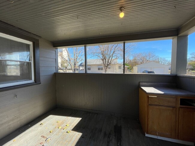 Building Photo - Large 3 Bedroom