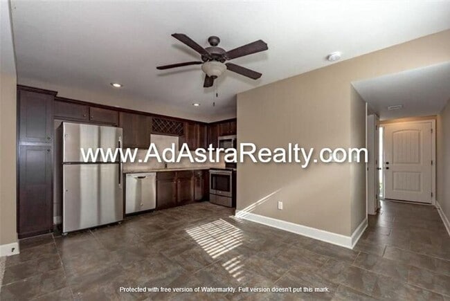 Building Photo - Gorgeous Like New KCMO Townhome-Available ...