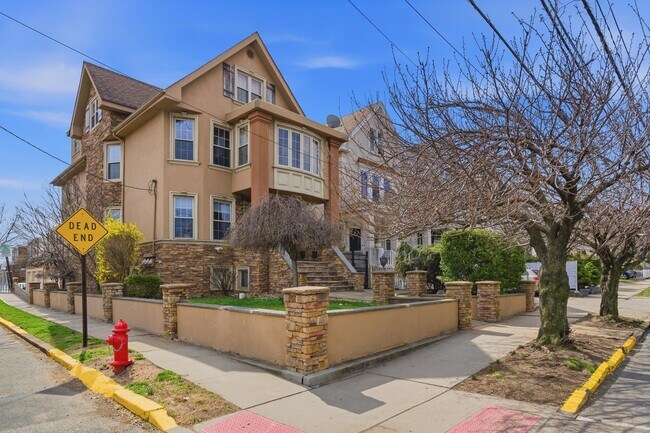 Building Photo - 1136 Avenue C