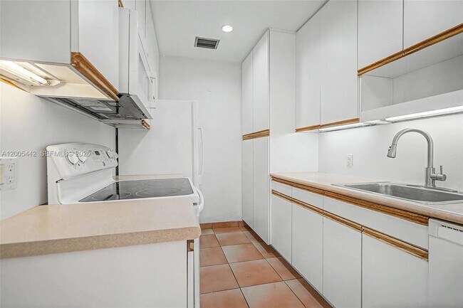 Building Photo - 8115 SW 63rd Pl