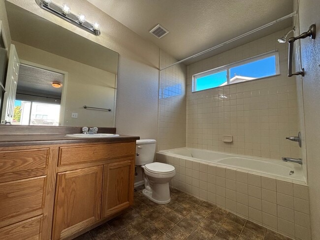 Building Photo - 3 Bed 2.5 Bath w/AC - MileStoneRES