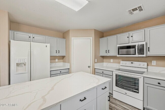 Building Photo - 1090 E Taylor Trail